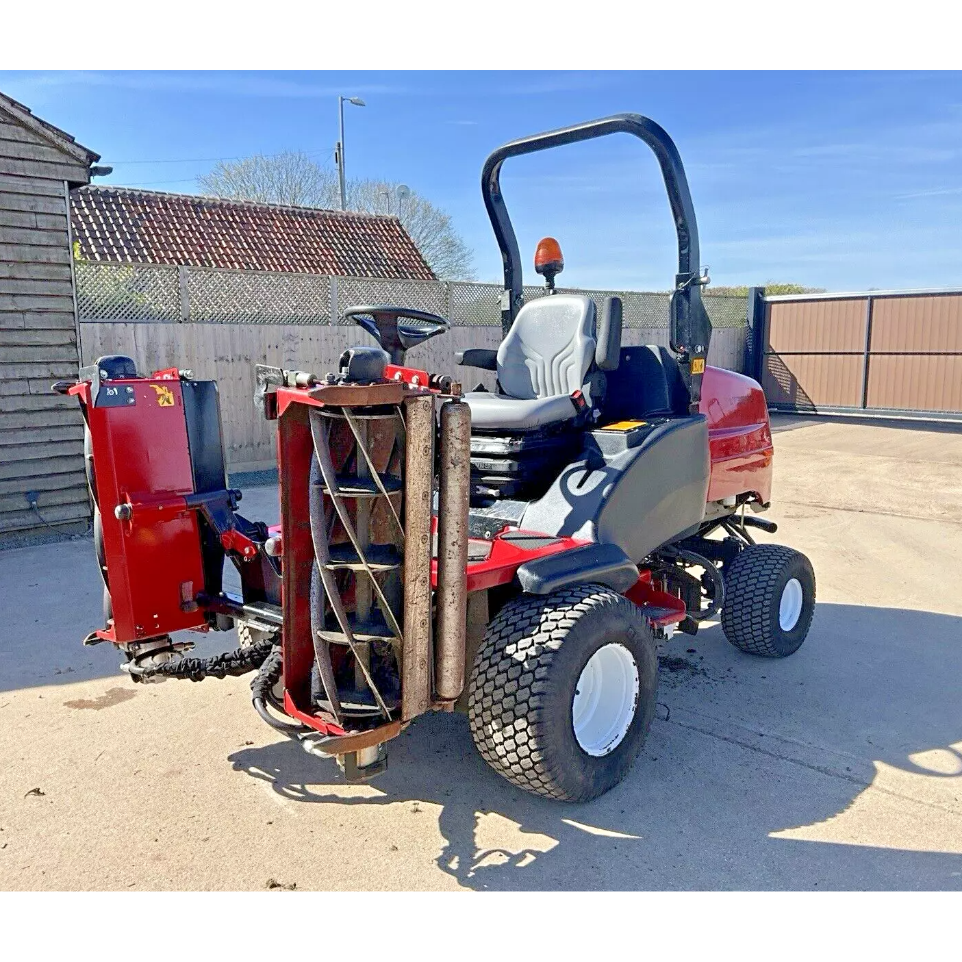 2019 TORO LT3340 TRIPLE CYLINDER RIDE ON LAWN MOWER | 831 HOURS